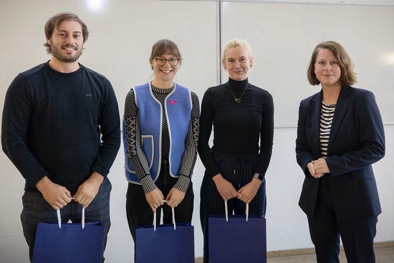 Dr. Christoph Oster, Dr. Helena Hartmann und Emely Alefeld wurden von Prof. Ulrike Bingel mit dem ECR TOP Paper Award 2025 geehrt (v.l.n.r.).